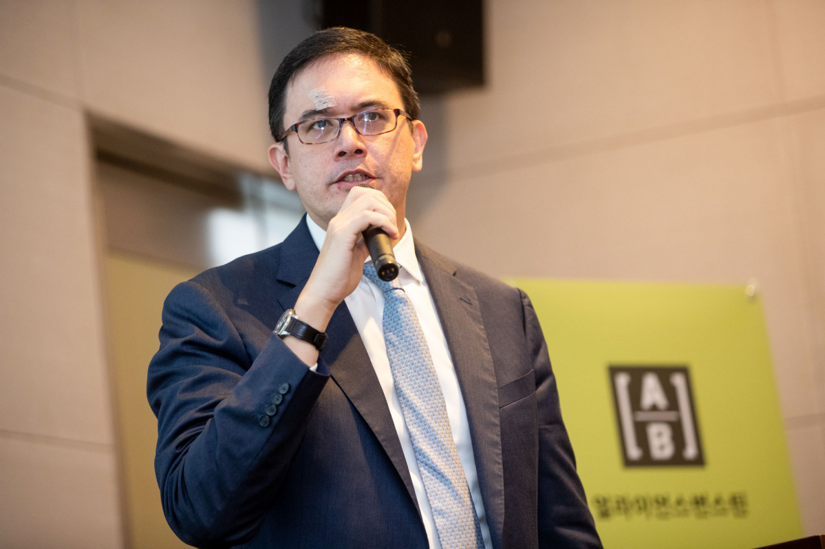 ▲데이비드 웡 AB자산운용 주식부문 선임 투자전략가는 26일 여의도 전경련회관에서 하반기 주식시장 전망에 대해 설명하고 있다. (사진제공=AB자산운용)
