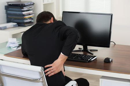 ▲다리를 꼬거나 책상위에 엎드려 잠을 청하는 직장인들의 경우 척추 건강에 신경을 써야한다.(고도일병원)