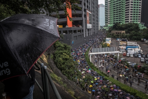 ▲25일(현지시간) 범죄인 인도 법안(송환법) 반대 시위에 참가한 홍콩시민들이 우산을 들고 행진하고 있다. EPA연합뉴스
