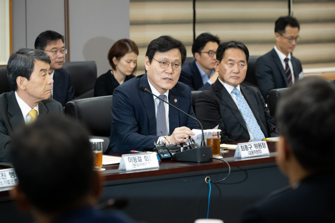 ▲최종구 금융위원장이 27일 정부서울청사 금융위원회에서 금융시장 동향 점검 및 일본 수출규제 대응 간담회를 열고 모두발언을 하고 있다.(사진 제공=금융위원회)