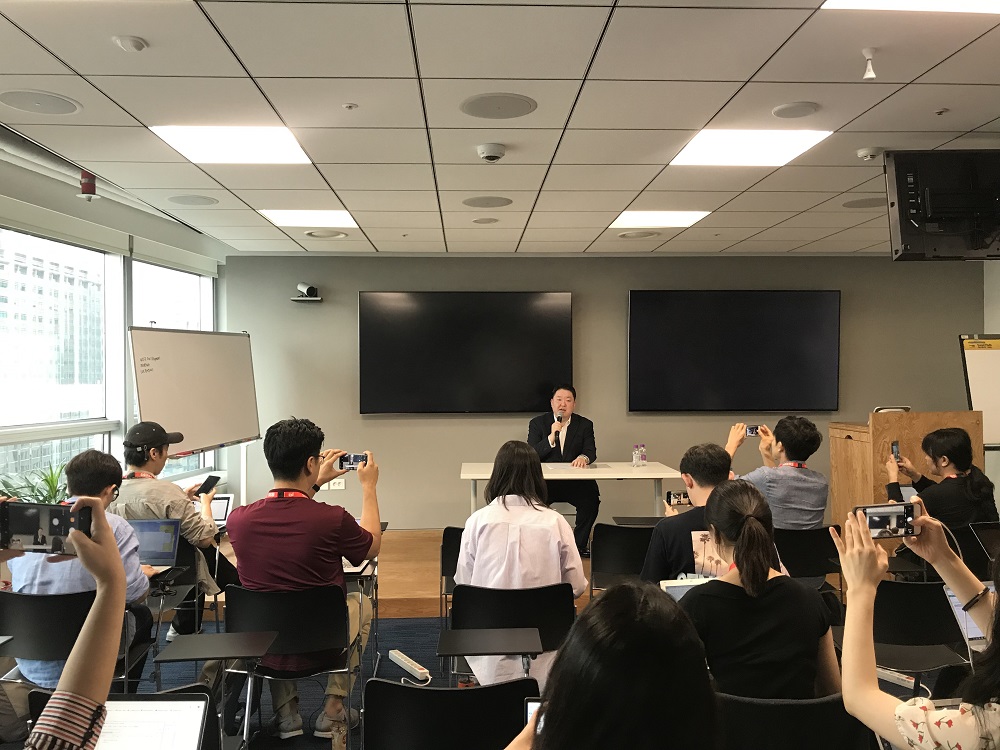 ▲박대성 페이스북 대외정책 총괄 부사장이 간담회에 참석해 기자들의 질문에 대답하고 있다. (출처=페이스북코리아)