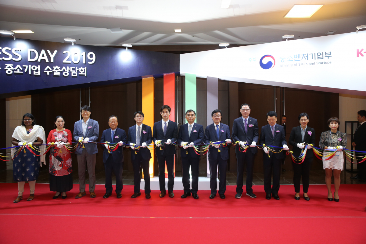 ▲왼쪽 5번째부터 한국글로벌헬스케어협동조합 윤여동 이사장, 중소벤처기업부 노용석 국장, 중소기업중앙회 서승원 상근부회장, 대한가구산업협동조합 김계원 이사장, 국제뷰티산업교역협회 윤주택 이사장(사진제공=중기중앙회)