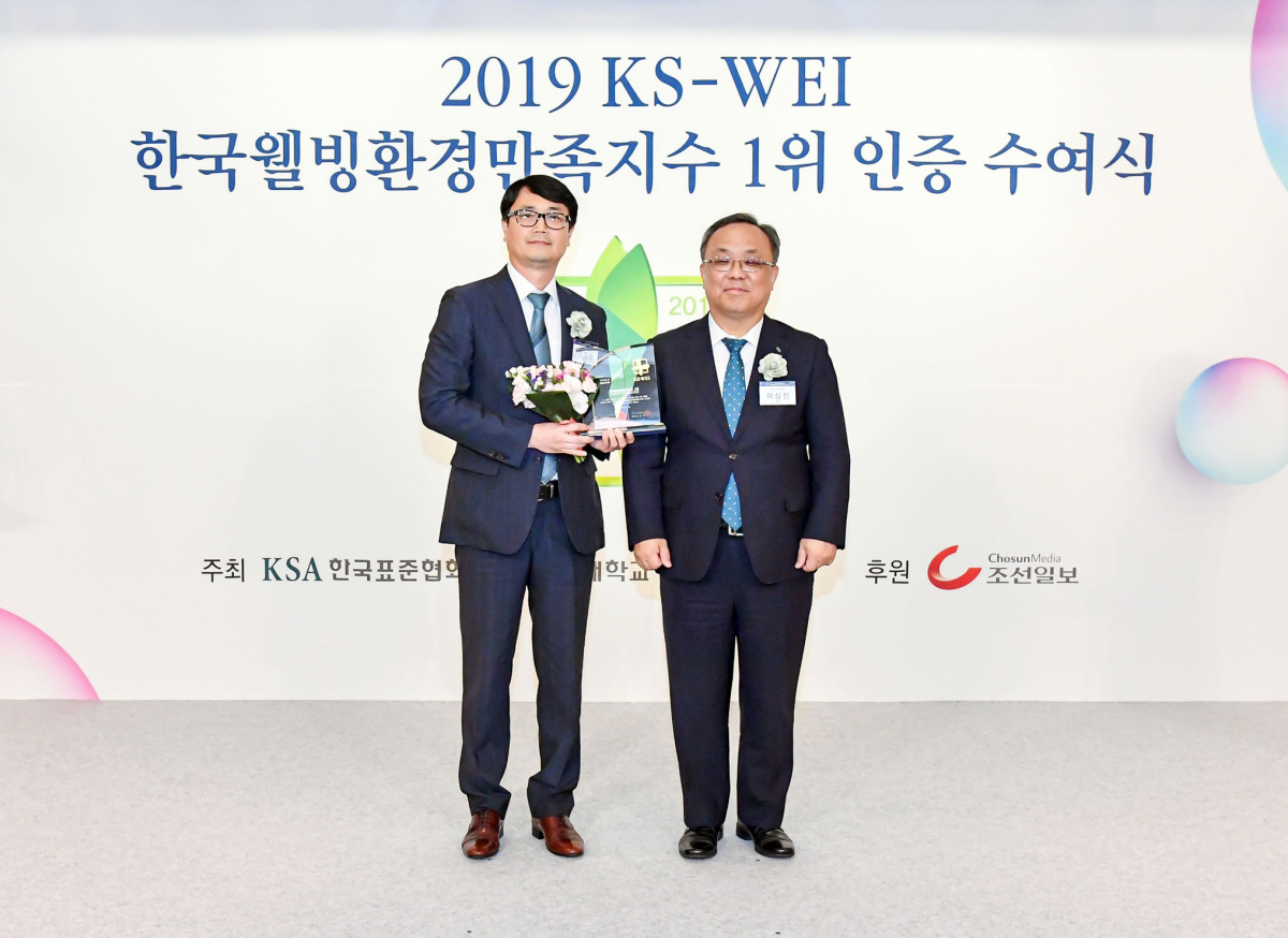 ▲에몬스가구 영업본부 김경량 이사(왼쪽)가 이상진 표준협회 회장으로부터 인증패를 수여했다.(사진제공=에몬스)