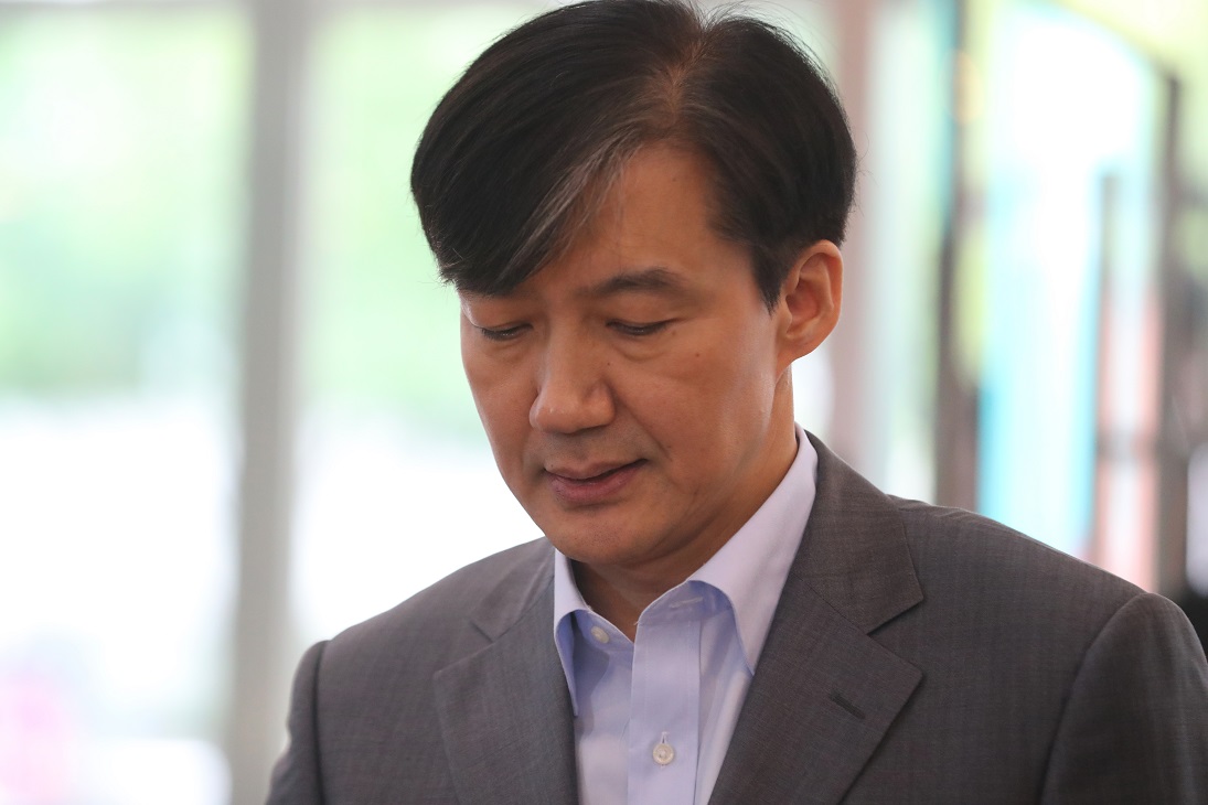 ▲조국 법무부 장관 후보자가 27일 오후 인사청문회 준비 사무실이 마련된 서울 종로구 한 건물에서 입장을 발표하기 전 준비해 온 수첩을 보고 있다.(연합뉴스)