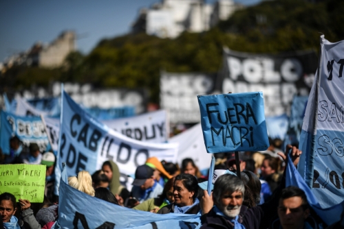 ▲22일(현지시간) 마우리시오 마크리 아르헨티나 대통령의 경제 정책에 항의하는 시민들이 거리를 행진하고 있다. AFP연합뉴스 
