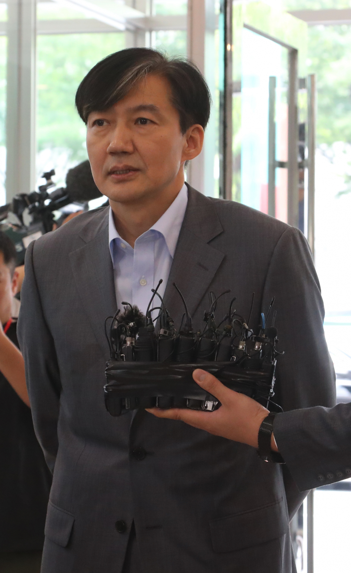 ▲조국 법무부 장관 후보자가 27일 오후 인사청문회 준비 사무실이 마련된 서울 종로구 한 건물에 출근하며 취재진의 질문에 답하고 있다. (연합뉴스)