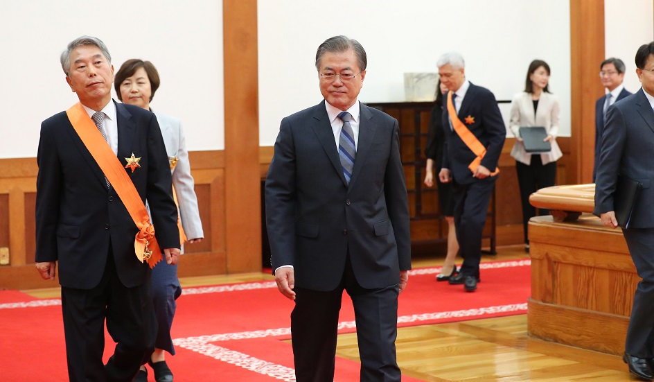 ▲문재인 대통령이 27일 청와대 본관에서 열린 퇴임 대법관 훈장 수여식을 마친 후 김창석 전 대법관 및 훈장 수여 대상자들과 환담장으로 이동하고 있다.(뉴시스)