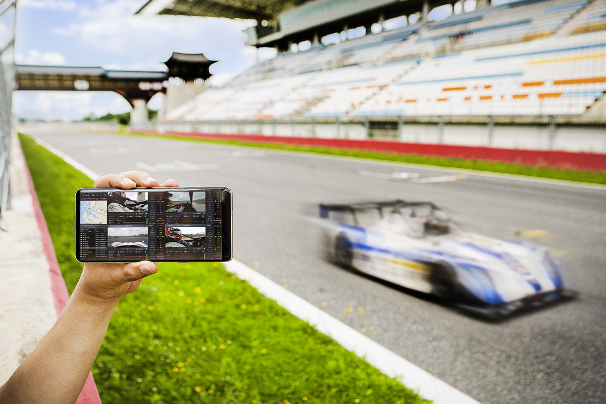 ▲레이싱카에서 촬영한 영상을 5G 생중계 시스템을 통해 5G스마트폰으로 시청하고 있다.(사진제공= SK텔레콤)