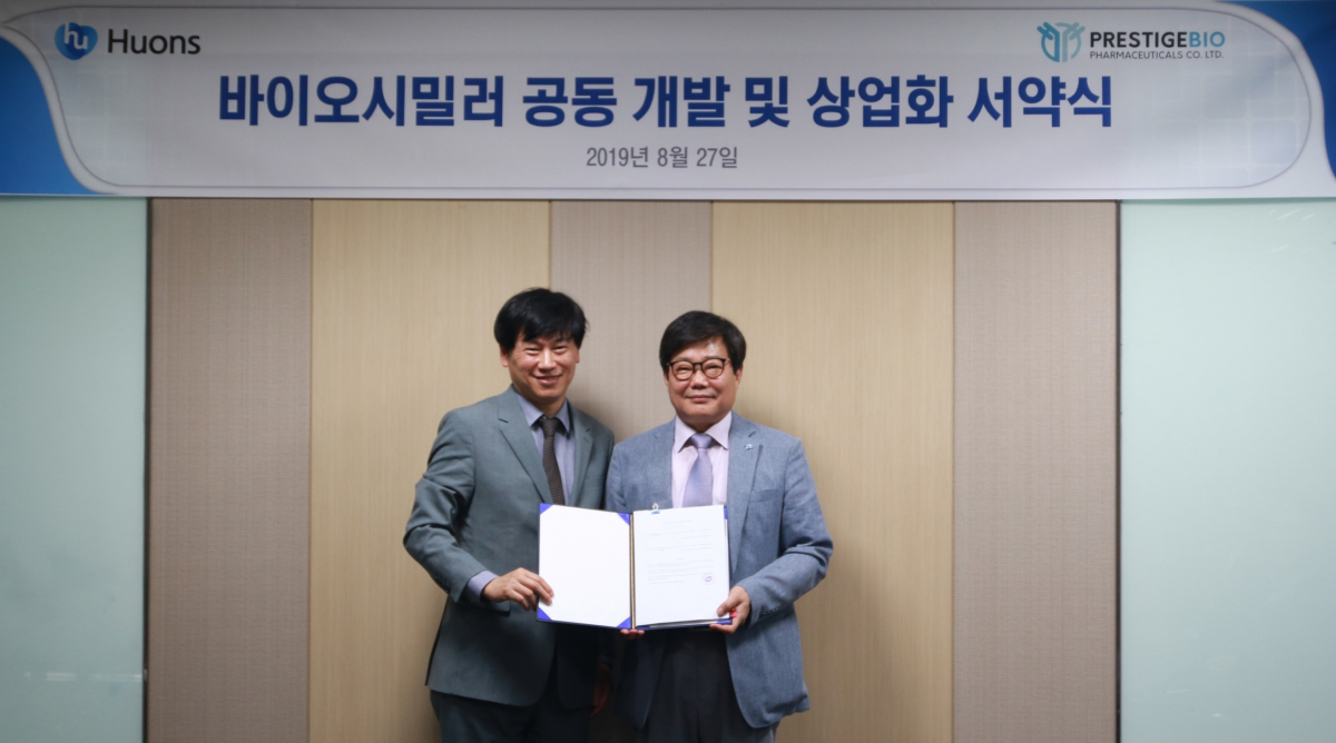 ▲ 27일 오후 휴온스 판교 본사에서 엄기안 휴온스 대표(오른쪽)와 김진우 프레스티지바이오제약 대표가 바이오시밀러 국내 독점 제조·생산 및 판매에 대한 계약을 체결하고 기념사진을 촬영하고 있다.(사진제공=휴온스)
