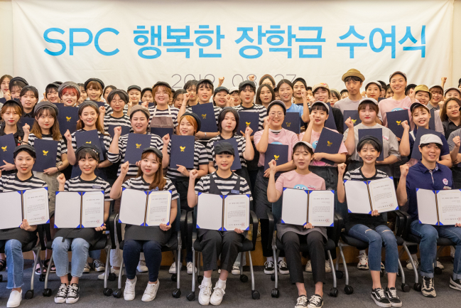 ▲27일 서울 신대방동 SPC 미래창조원에서 열린 '제 16회 SPC 행복한 장학금 수여식'에서 아르바이트 장학생들이 기념 촬영을 하고 있다.
