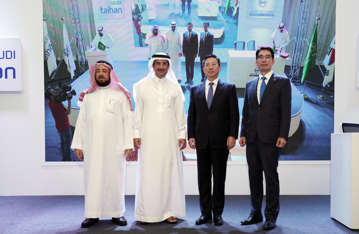 ▲사우디 대한 공장 개장 행사에 참석한 대한전선 나형균 사장(오른쪽부터), 조병욱 대사, 압둘라지즈 알-알둘카림 차관, 알-오자이미 회장 (사진제공=대한전선)
