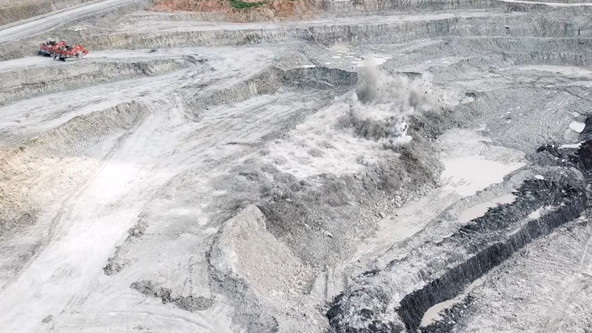 ▲인도네시아 전자뇌관 시험발파 모습.  (사진 제공=한화)