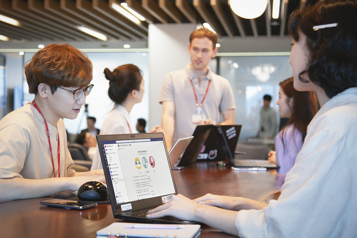 ▲마이크로소프트의 협업 메신저 ‘팀즈(Teams)’를 활용해 업무를 하고 있는 SK텔레콤 구성원의 모습.(사진제공= SK텔레콤)