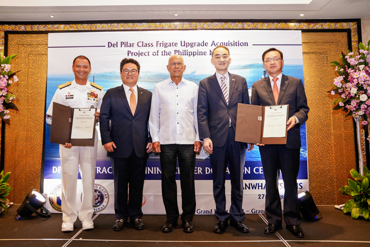 ▲한화시스템이 27일 필리핀 마닐라에서 필리핀 해군에 함정 전투체계를 공급하는 300억 규모 계약을 필리핀 국방부와 체결했다. 왼쪽부터 버나드 발렌시아(Bernard N. Valencia) 필리핀 해군사업단장, 이성수 한화디펜스 대표이사, 델핀 로렌자나(Delfin N. Lorenzana) 필리핀 국방장관, 왕정홍 방위사업청장, 장시권 한화시스템 대표이사(사진 제공=한화시스템)