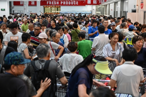 ▲27일(현지시간) 상하이에 문을 연 코스트코 중국 1호점이 사람들로 붐비고 있다. 상하이/AFP연합뉴스 
