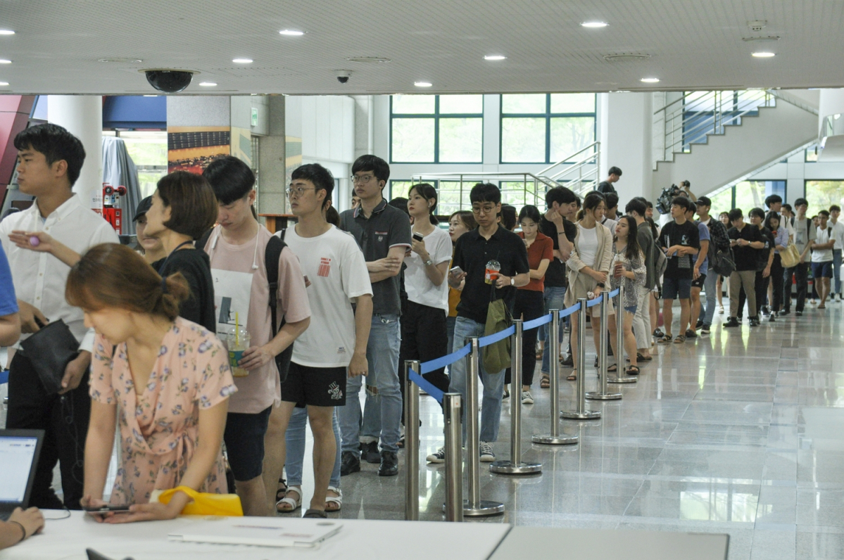 ▲제17회 인크루트 채용설명회에 참가하려는 구직자들 행렬.(사진제공=인크루트)