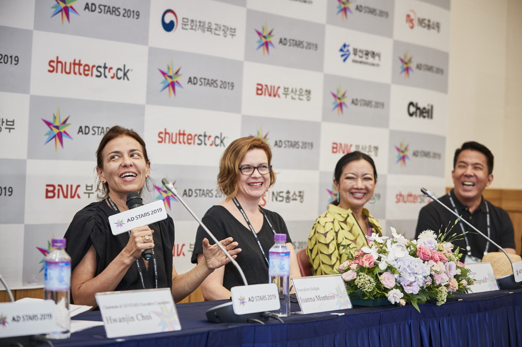 ▲2019 부산국제광고제가 22일인 개막했다. 부산 벡스코 컨벤션홀 프레스룸에서 진행된 기자간담회에 참석한 조안나 몬테이로(Joanna Monteiro) 심사위원장, 로빈 피츠제럴드(Robin Fitzgerald) 심사위원장, 주리펑 타이둠롱(Jureeporn Thaidumrong) 심사위원장, 멜빈 만가다(Melvin M. Mangada) 심사위원장.(사진제공=부산국제광고제 조직위)