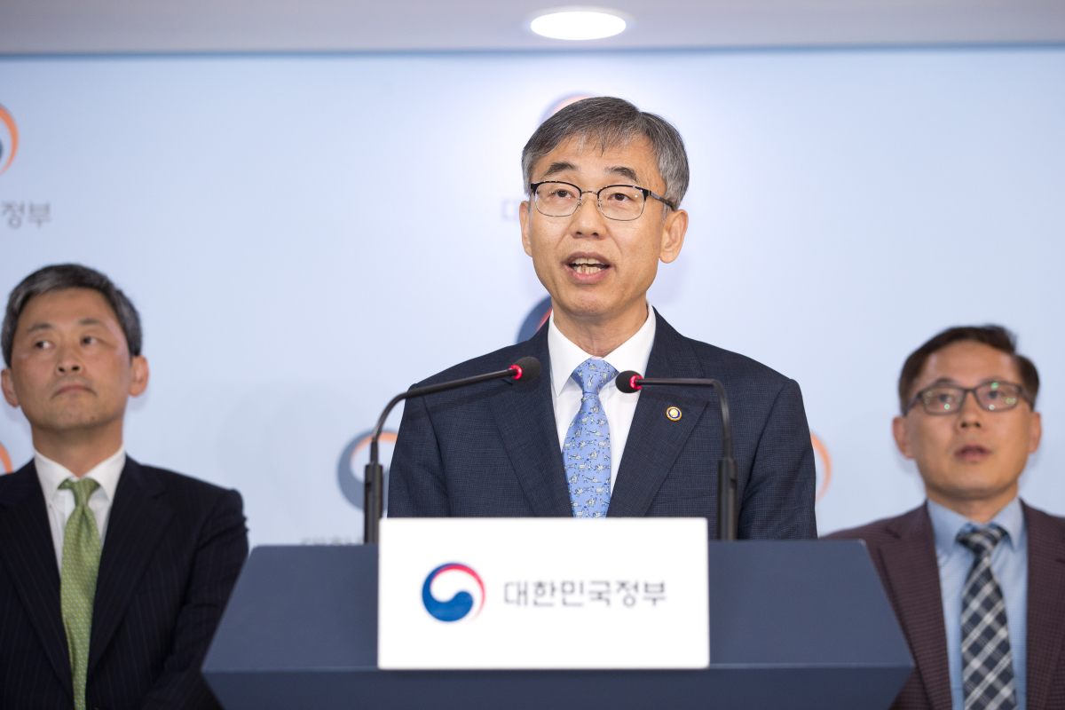 ▲김성수 과학기술정보통신부 과학기술혁신본부장이 27일 정부서울청사에서 '소재 부품 장비 연구개발 투자전략 및 혁신대책' 브리핑을 하고 있다. 사진제공 과학기술정보통신부