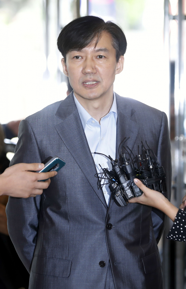 ▲조국 법무부 장관 후보자가 28일 서울 종로구 인사청문회 준비 사무실로 출근하며 취재진 질문에 답변하고 있다.(뉴시스)