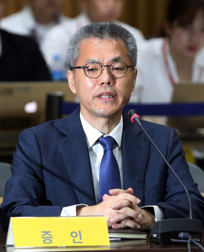 ▲서울시청 다목적홀에서 28일 개최한 가습기살균제참사 진상규명 청문회 둘째날 박동석 옥시 PB대표이사가 특위 위원의 질문에 답하고 있다.(사진 = 연합뉴스)