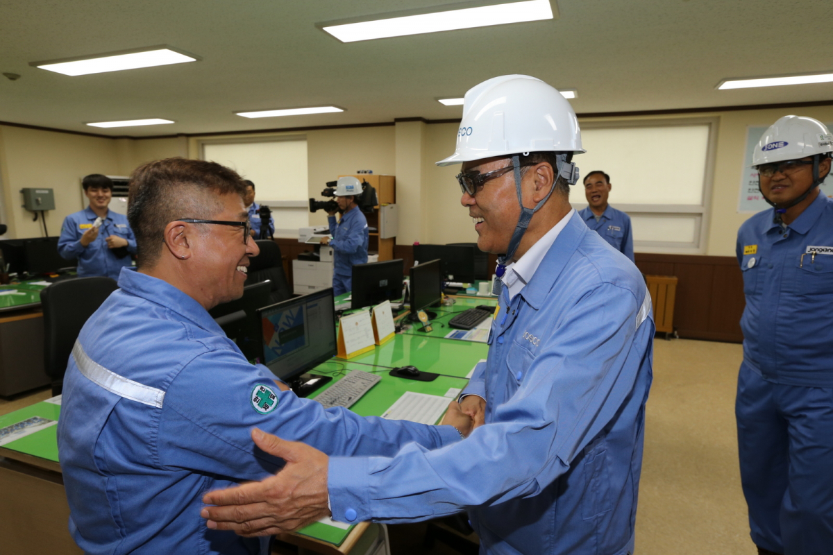 ▲최정우 회장이 협력사를 방문해 감사편지와 격려품을 전달하고 있다. 사진제공 포스코