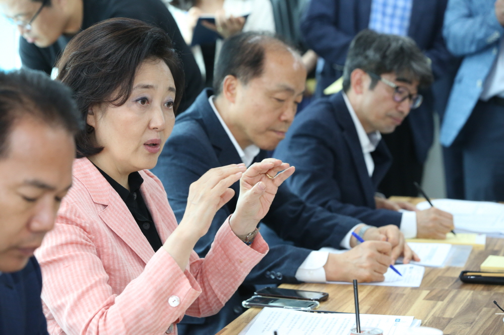 ▲박영선 중소벤처기업부 장관이 28일 여수중앙시장 청년몰(꿈뜨락)에서 열린 청년·여성 소상공인 간담회에 참석해 발언하고 있다. (사진제공=중기부)