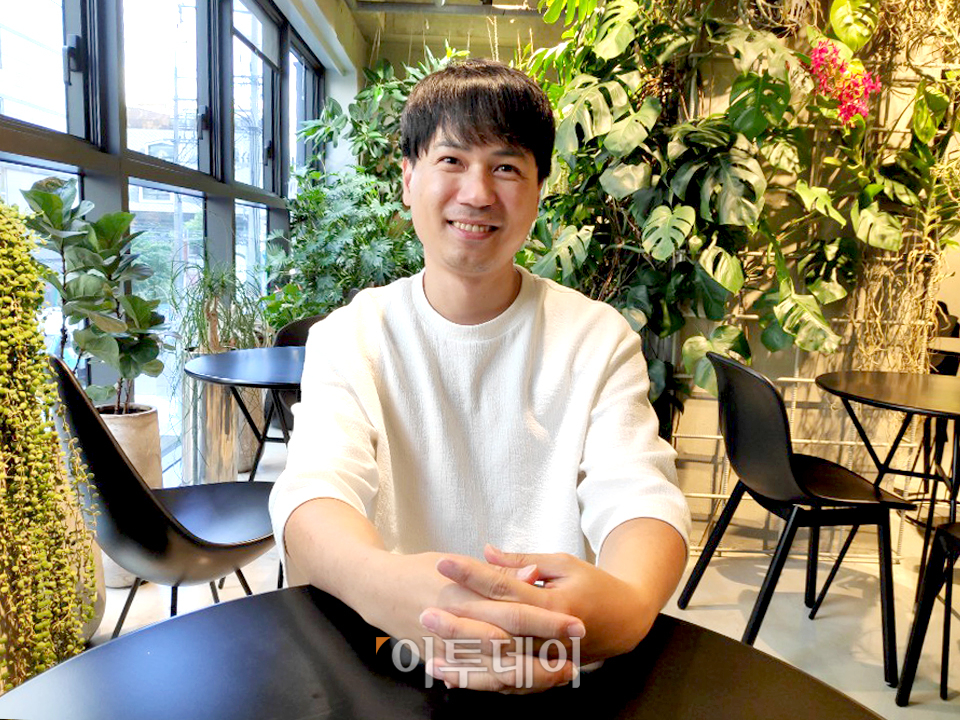 ▲'캠핑 덕후' 김윤강 씨는 "캠핑이 지나치게 돈이 많드는 취미생활로 알고 있는데, 결국 어떻게 즐기는지가 중요하다"며 "조금만 발품을 팔고, 노력을 들인다면 보다 저렴한 비용으로 캠핑을 즐길 수 있다"고 소개했다.(이재영 기자 ljy403@)