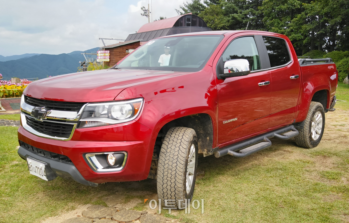 ▲쉐보레 콜로라도의 전면부. 덩치있는 차체에 굵은 프론트그릴, 크롬 라인과 가운데 위치한 쉐보레 로고 모두 큼직해 강인한 이미지를 준다. (유창욱 기자 woogi@)