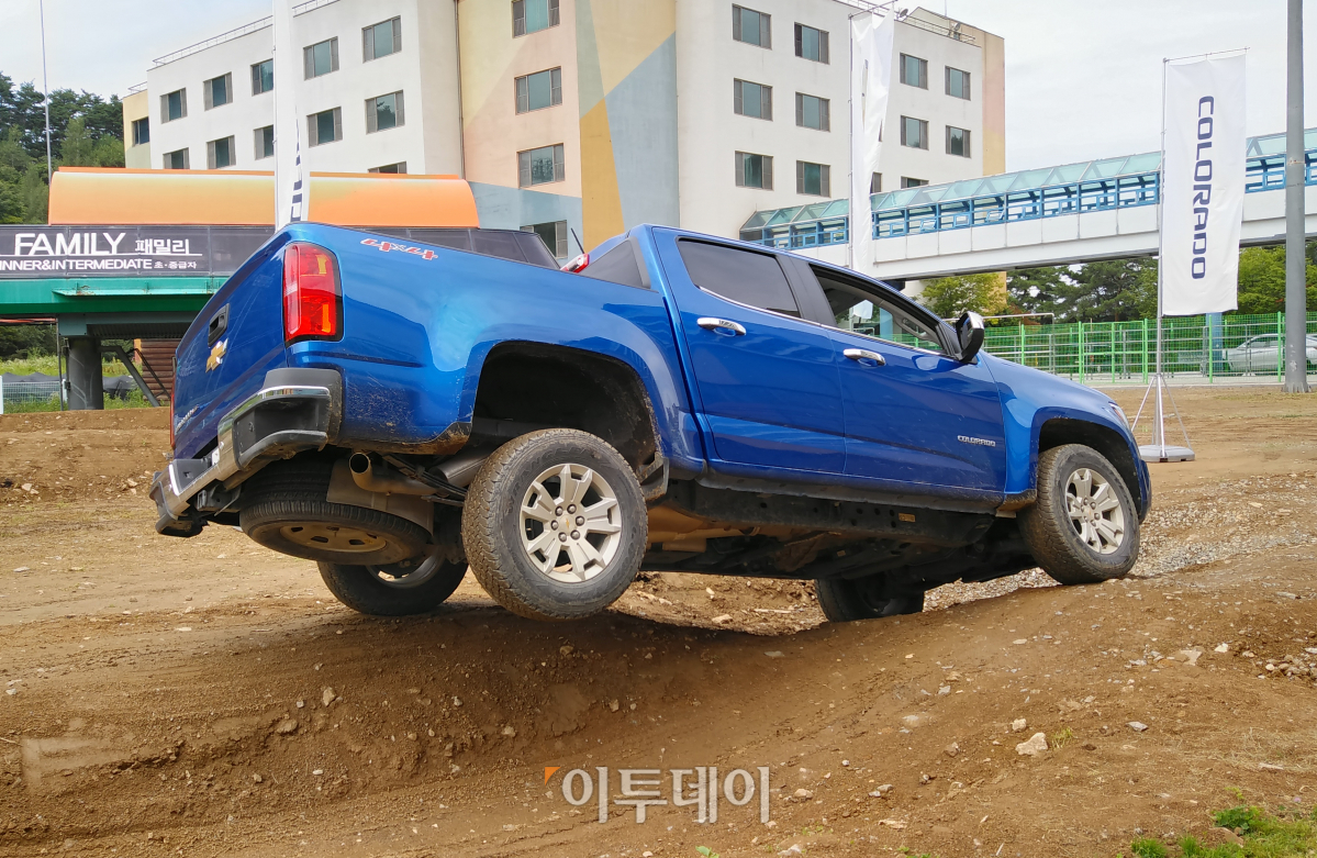 ▲둔덕에 들어서자 바퀴 2개만 땅에 닿고 나머지 2개는 공중에 떴다. 차는 좌우로 45도 가까이 기울었지만 주행은 가능했다. (유창욱 기자 woogi@)