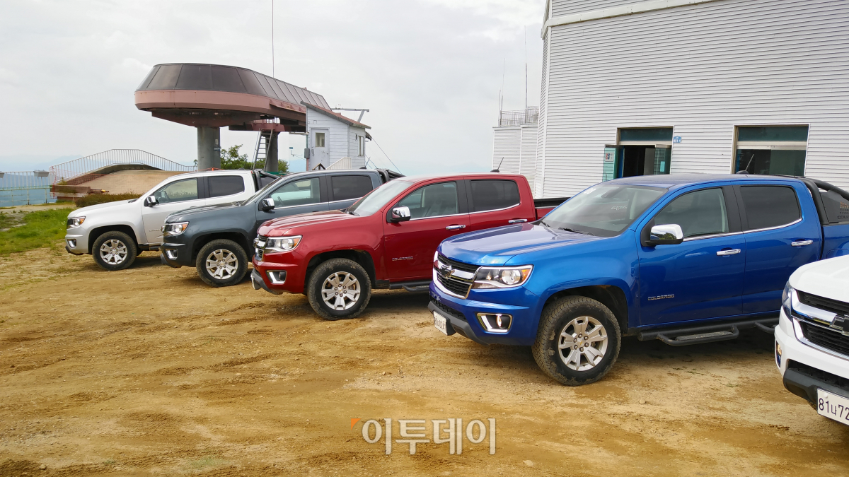 ▲콜로라도의 색상은 △퓨어 화이트 스위치 △블레이드 실버 △다크 쉐도우 △그레이 턱시도 블랙 △오션 블루 △스칼렛 레드 6가지다. (유창욱 기자 woogi@)