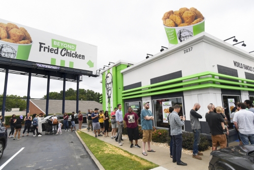▲27일(현지시간) KFC의 ‘비욘드 프라이드 치킨’을 시범 판매한 애틀랜타의 한 매장 앞에 사람들이 줄 서 있다. 애틀랜타/AP연합뉴스
