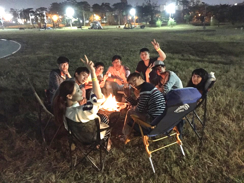 ▲김윤강 씨는 캠핑을 통해 가장 행복한 순간으로 좋아하는 지인들과 모닥불을 피워놓은 채 밤하늘을 바라보며 커피 한 잔을 할 때를 꼽았다. (사진제공=김윤강 씨)