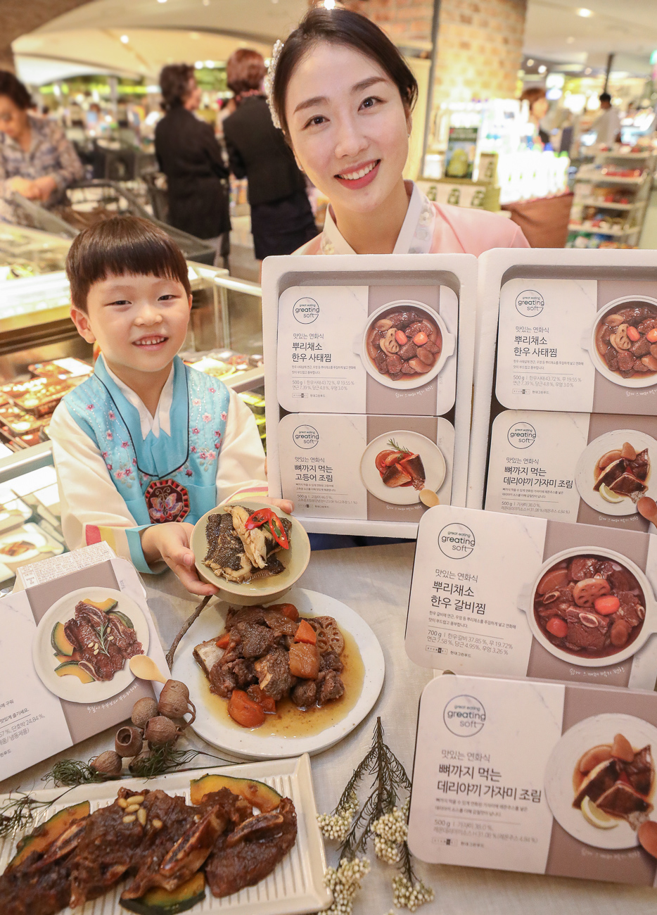▲29일 오전 서울 강남구에 위치한 현대백화점 압구정본점 지하 1층 식품관에서 모델들이 연화식 선물세트를 소개하고 있다.(사진제공=현대그린푸드)