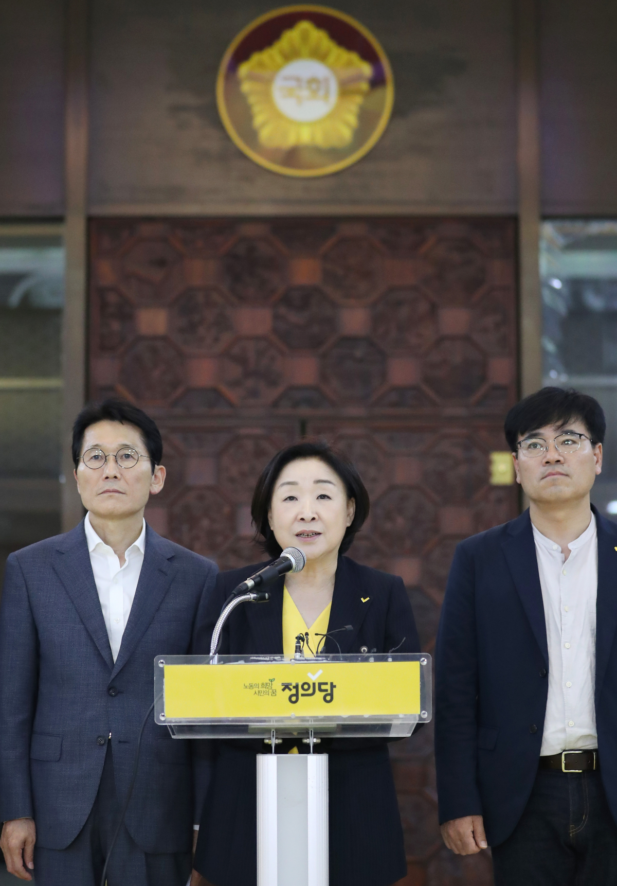 ▲정의당 심상정 의원(가운데)이 준연동형 비례대표제 도입을 골자로한 공직선거법 개정안이 의결된 29일 오후 국회 로텐터 홀에서 농성을 마무리하는 기자회견을 하고 있다.(연합뉴스)