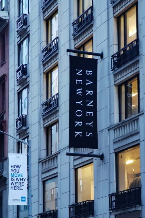 ▲미국 뉴욕 맨해튼에 있는 고급 백화점 바니스뉴욕 입구에 로고가 걸려있다. 뉴욕/신화연합뉴스  