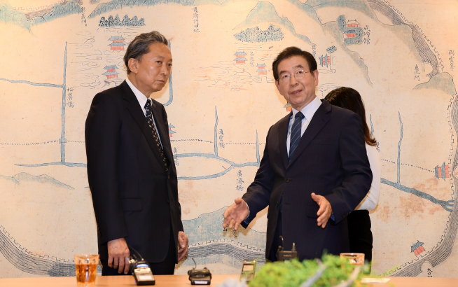 ▲박원순 시장은 방한 중인 하토야마 유키오 전 일본 총리와 시장실에서 29일 면담했다.(사진 = 서울시)