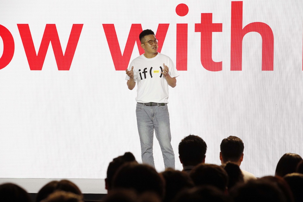 ▲신정환 카카오 CTO가 개발자 컨퍼런스 ‘if kakao 2019’에 참석해 기조강연을 하고 있다. (출처=카카오)