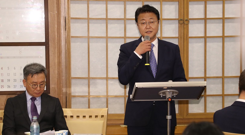 ▲주형철 경제보좌관이 29일 오전 청와대에서 문재인 대통령 아시아 3개국 순방 간담회를 하고 있다. 왼쪽은 박철민 외교정책비서관.(연합뉴스)