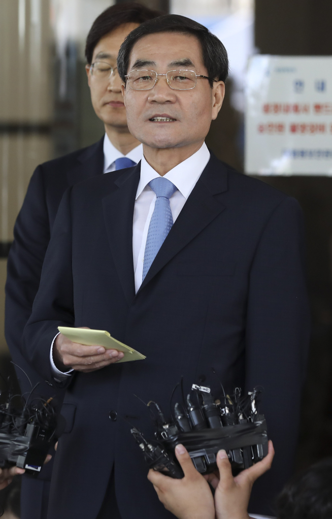 ▲ 29일 서울 서초구 대법원에서 박근혜 전 대통령과 이재용 삼성전자 부회장, 최순실 씨의 국정농단 사건에 대한 대법원의 상고심을 마친 뒤 이 부회장을 변호하고 있는 이인재 변호사가 발언을 하고 있다. (뉴시스)