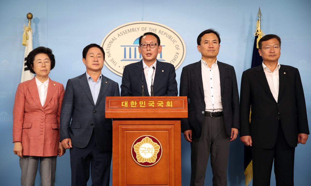 ▲자유한국당 국회 법사위원회 소속 김도읍 의원(가운데)이 29일 여의도 국회 정론관에서 조국 법무부 장관 후보자 인사청문회 증인 채택 관련 기자회견을 하고 있다.    왼쪽부터 자유한국당 이은재, 주광덕, 김도읍, 김진태, 정점식 의원. (연합뉴스)