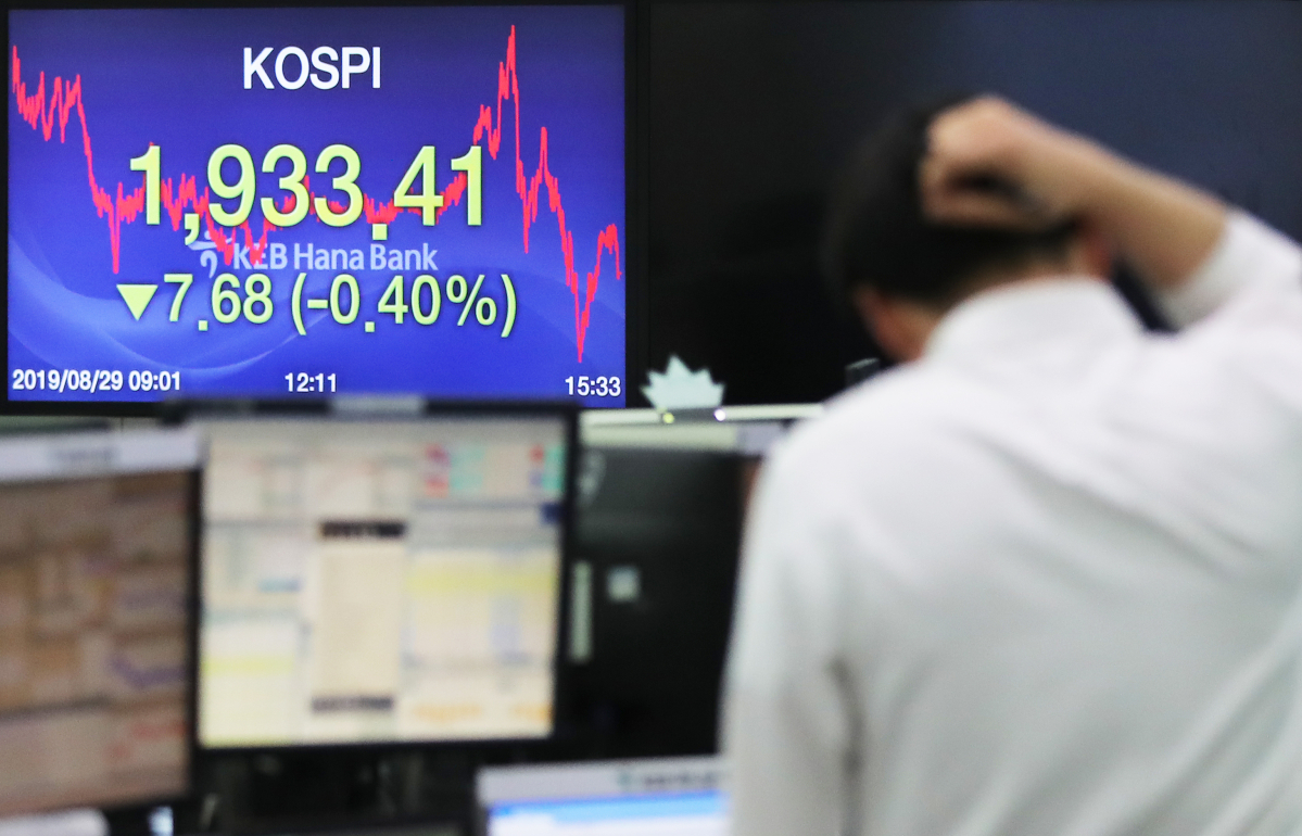 ▲29일 코스피는 전 거래일보다 7.68포인트(0.40%) 내린 1933.41, 코스닥지수는 3.33포인트(0.55%) 내린 599.57로 마감했다. 이날 서울 중구 KEB하나은행 본점 딜링룸에서 한 직원이 업무를 보고 있다.(연합뉴스)