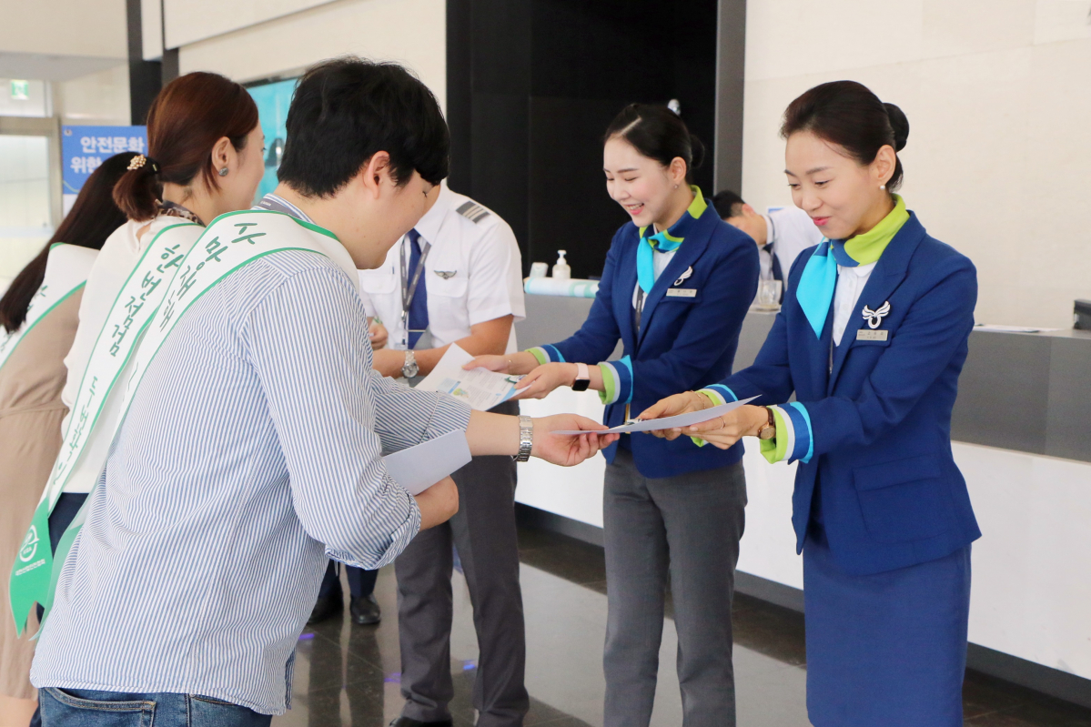 ▲30일 오전 에어부산은 임직원들의 산업안전보건 이해도 증진을 위해 에어부산 본사에서 'BX 안전비타민' 캠페인 행사를 실시했다. 이날 오전 출근하는 임직원들에게 발포 비타민을 나눠주고 있다. (자료제공=에어부산)