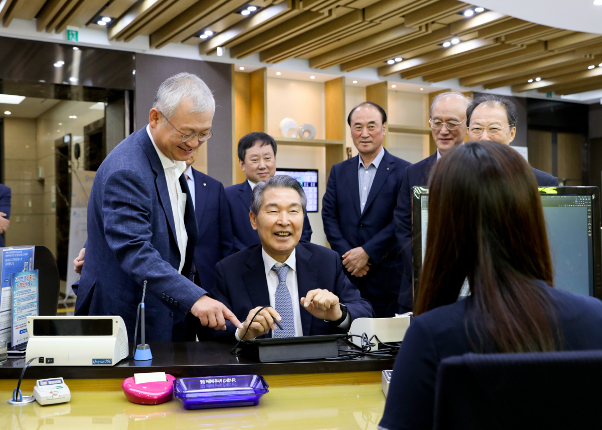 ▲NH투자증권 이사회가 29일 여의도 NH투자증권 영업부금융센터에서 ‘NH-Amundi 필승코리아 펀드’에 가입하는 행사를 가졌다. 정영채 사장(왼쪽)과 전홍열 이사회 의장(가운데)이 펀드 가입서류를 작성하고 있다.(NH투자증권)