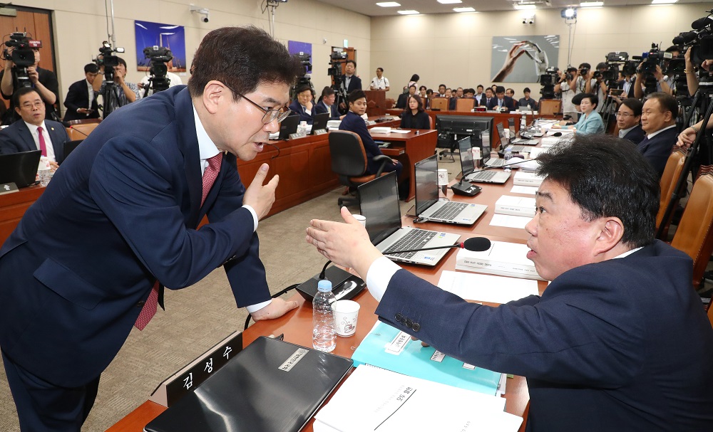 ▲김성태 자유한국당 의원(왼쪽), 김성수 더불어민주당 의원이 30일 오전 국회에서 열린 한상혁 방송통신위원장 후보자 인사청문회에서 이효성 현 방통위원장 증인 채택을 놓고 설전하고 있다.(연합뉴스)