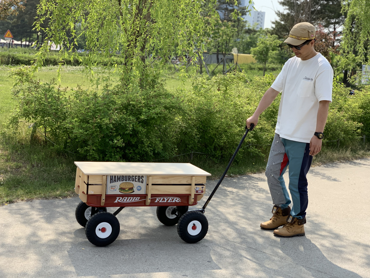 ▲캠핑용 웨건을 개조한 이동식 테이블도 김윤강 씨의 아이디어로 탄생한 작품이다. (사진제공=김윤강 씨)