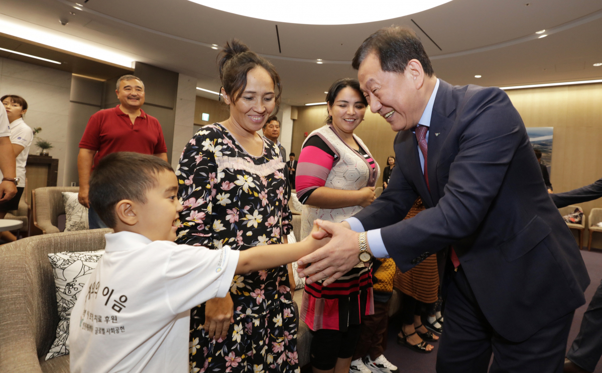 ▲30일 오후 인천공항 제2터미널에서 열린 ‘인천공항공사 후원 우즈베키스탄 심장병 어린이 완치 기념 및 환송행사’에서 인천공항공사 김길성 상임감사위원(사진 오른쪽)이 공사의 후원으로 건강을 회복한 우즈벡 어린이를 격려하고 있다. 인천공항공사는 지난해에 이어 올해에도 가정형편으로 인해 적절한 치료를 받지 못하고 있는 우즈베키스탄 심장병 환아 7명을 국내로 초청해 수술과 치료 전 과정을 지원했다. (인천국제공항공사)