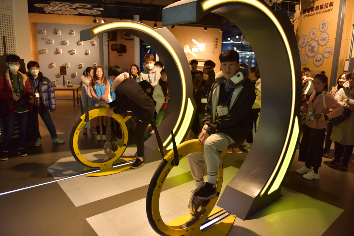 ▲송경령청소년과학기술센터에서 체험하고 있는 한중 청소년대표단의 모습.(사진제공=여성가족부)