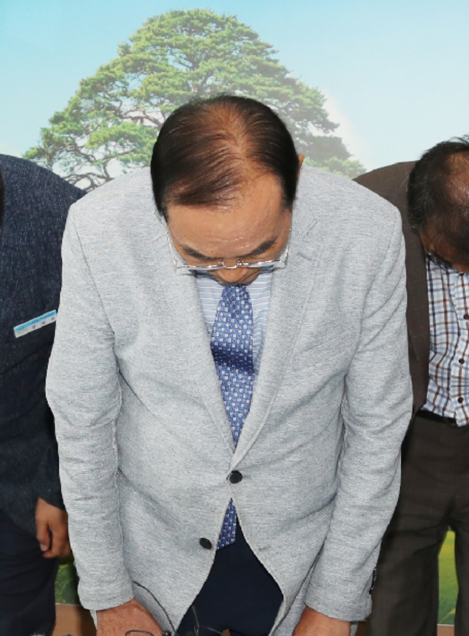 ▲정삭혁 충북 보은군수가 30일 기자회견에서 머리를 숙이고 있다.(사진제공=보은군)