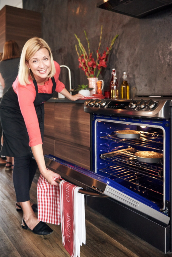 ▲안나 올슨이 LG 프로베이크 컨벡션 오븐을 이용해 추억의 음식을 만드는 모습.(사진=LG전자)