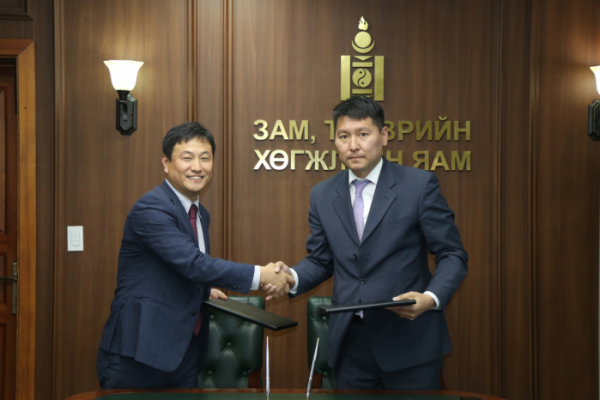 ▲박찬혁 리싸이클파크 대표(오른쪽)와 몽골 도로교통부 국장이 업무협약 체결 후 기념사진을 촬영하고 있다. (리싸이클파크)
